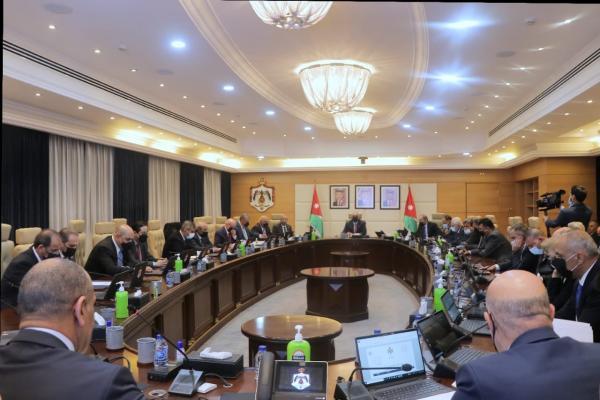 الحكومة تعدي معلِّمين أحيلوا للتقاعد المبكِّر إلى عملهم