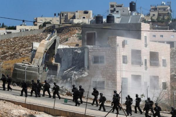 شؤون القدس: الإحتلال يخلي مواطنين من منازلهم تنفيذا لمشروع إستيطاني