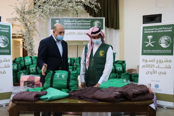 مركز الملك سلمان للإغاثة و"الخيرية الهاشمية" ينفذان مشروع كسوة شتاء