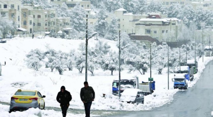زخات ثلجية خفيفة فوق المرتفعات العالية