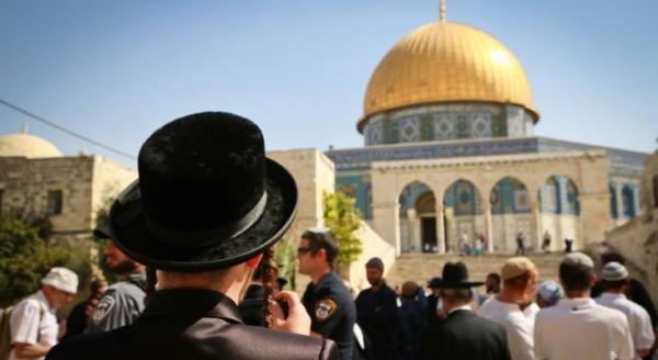 مستوطنون متطرفون بينهم عضو كنيست يقتحمون الاقصى