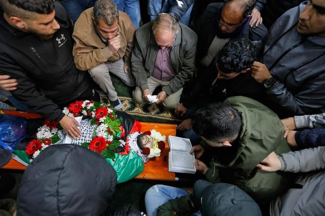 تشييع جثمان الشهيد محمد عباس بمخيم الأمعري
