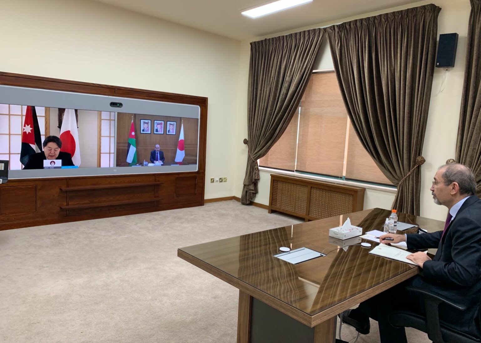 الصفدي يبحث مع نظيره الياباني فرص الاستثمار في المياه والطاقة