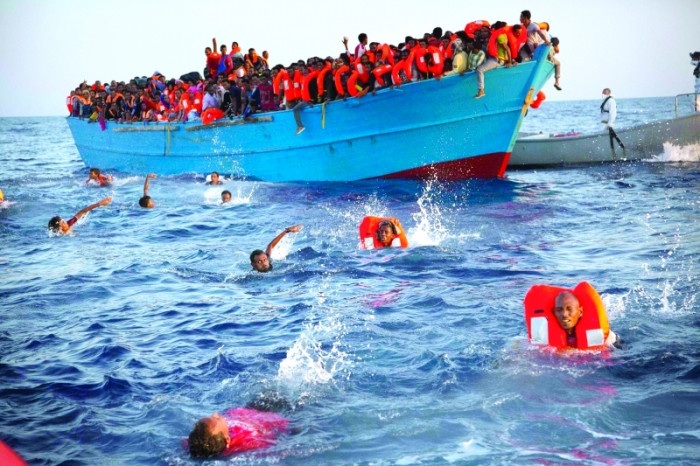 مصرع 16 مهاجراً في غرق قارب قبالة سواحل اليونان