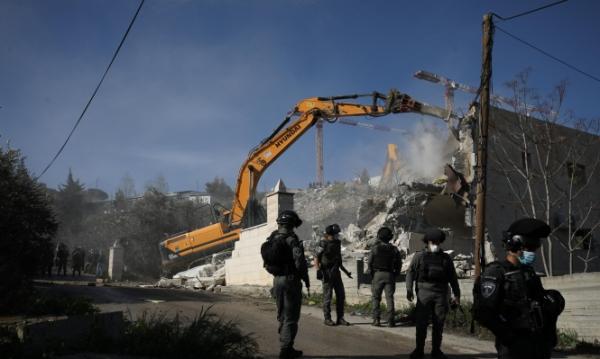 الاحتلال يهدم 10 منشآت تجارية شمال القدس