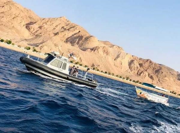 إنقاذ 31 سائحاً تعرض زورقهم لعطل فني في العقبة