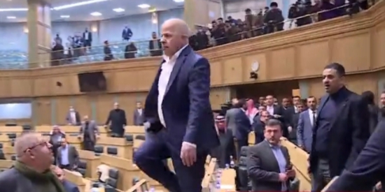 هذا ما حدث بعد رفع الجلسة.. ونائب يهدد آخر