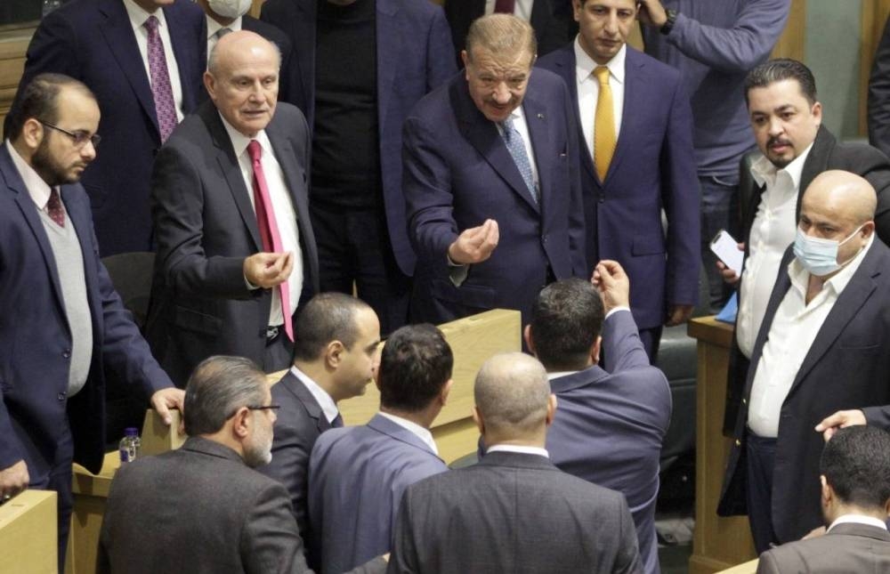 أنباء عن صلحة نيابية بين أطراف المشاجرة الصباحية تحت القبة