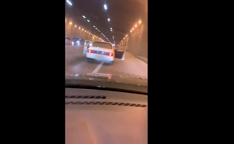 ‏ضبط سائق مركبة ظهر خلال فيديو وهو يقوم بإعاقة الحركة المرورية داخل أحد الأنفاق في العاصمة والقيادة بصورة متهورة(فيديو)