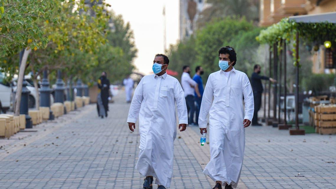 السعودية: إعادة الإلزام بارتداء الكمامة بكل مكان