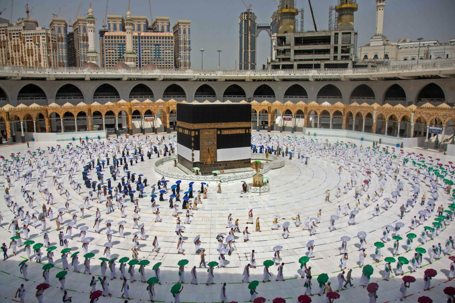 السعودية.. تطبيق إجراءات التباعد الجسدي بين المصلين والمعتمرين في الحرمين