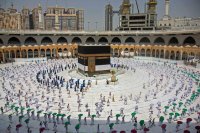 السعودية.. تطبيق إجراءات التباعد الجسدي بين المصلين والمعتمرين في الحرمين