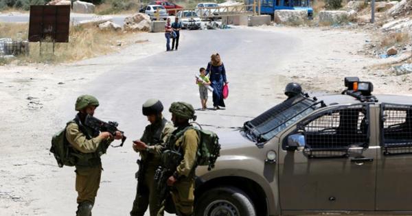 جيش الإحتلال يحاصر بلدة حزما ويعتقل 25 فلسطينيا