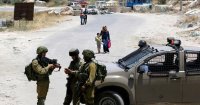 جيش الإحتلال يحاصر بلدة حزما ويعتقل 25 فلسطينيا