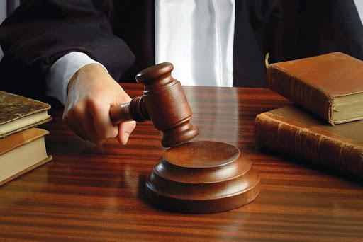 3 أشقاء اختلفوا مع جارتهم فسحلوها وقطعوا جسدها