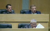 لماذا اخلى الدغمي موقع رئيس النواب وجلس في المقاعد الخلفية؟