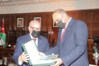 وزير الاشغال يسلم رئيس الوزراء نسخة من كتاب مئوية "الوزارة" الذي يتناول إنجازاتها