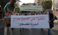 نشطاء سلام يتظاهرون بالشيخ جراح رفضًا لتهجير سكانه