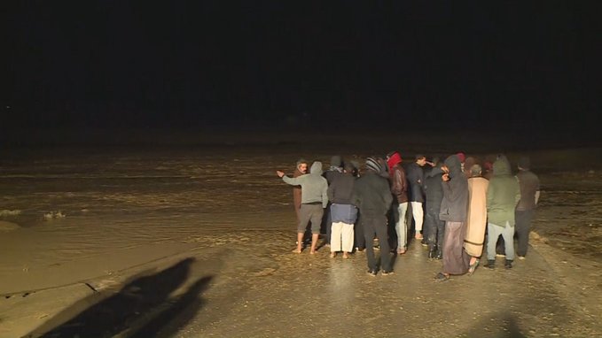 العثور على أجزاء من المركبة المفقودة جراء سيول معان.. والبحث جارٍ عن السائق