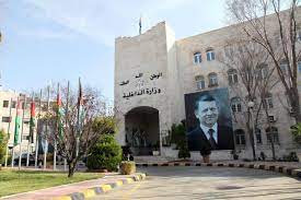 الداخلية تصدر قراراً بوقف العمل بالإقامة الجبرية لـ3 أشهر