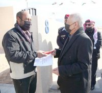 العيسوي يسلم 26 مسكناً لأسر عفيفة في الكرك ومأدبا