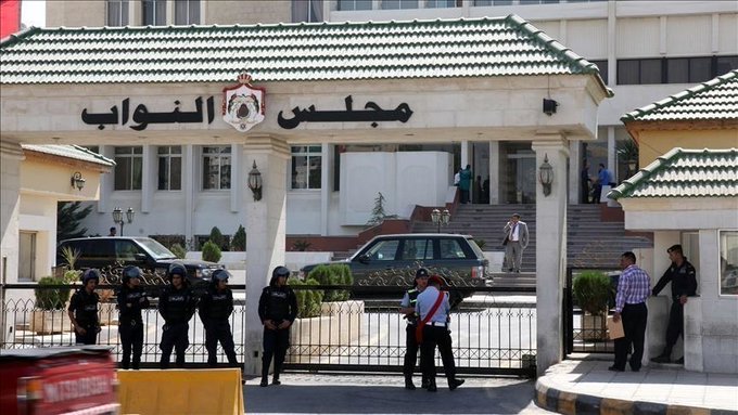ماذا يعني تجميد عضوية النائب .. وهل يفقد نيابته؟
