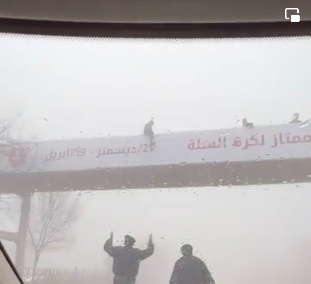 مواطن يهدد بالانتحار من أعلى جسر خلدا