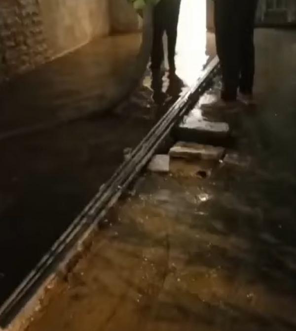 مياه الأمطار تداهم منازل في مادبا