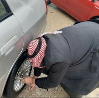 دكتور في الأردنية يقدم المشروبات الساخنة لطلابه ويصلح سيارة طالب بكل تواضع .. الإنسانية في صور