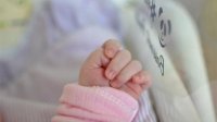 العثور على طفلة حديثة الولادة ملقاة بشارع في الرمثا