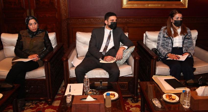 العيسوي يلتقي شبابا اجتمع بهم الملك