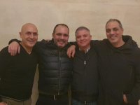 الأمير علي ينشر صورة تجمعه مع اصدقائه القدامى