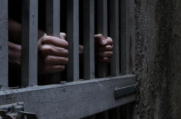 الحبس 3 سنوات لشخص إعتدى على آخر بأداة حادة في الكرك