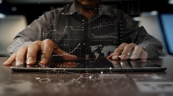 منتدى الاستراتيجيات يوصي بـ"تسريع" عملية الرقمنة في القطاع الحكومي
