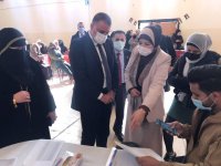 وزير الداخلية يزور مركز التطعيم في مدرسة الملكة رانيا