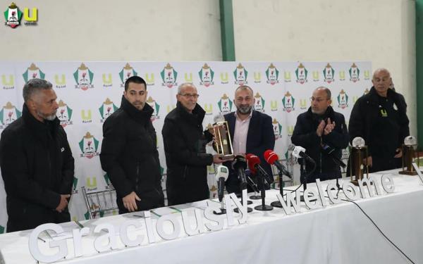 الوحدات يقدم مدربه البرازيلي فييرا