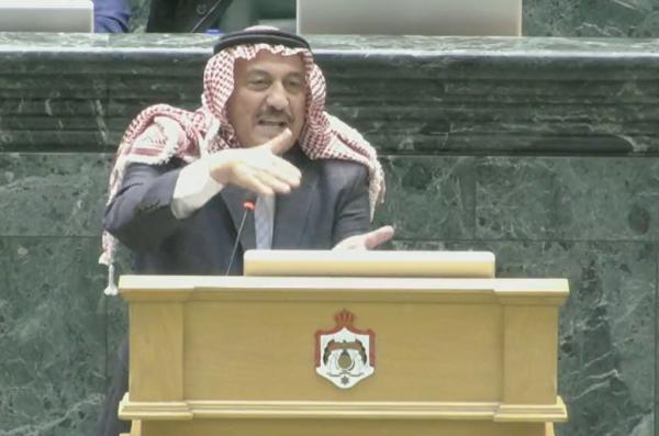 الذنيبات يحمل رسالة مسنة كركية .. ويحتج على استيراد الجميد