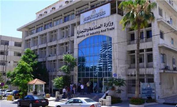 الصناعة والتجارة تنفي منح رخص لاستيراد الأسمنت