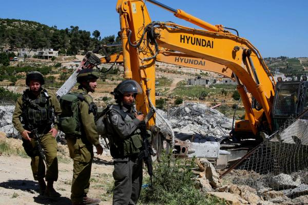 الاحتلال يعتدي على منشآت زراعية ويعتقل فلسطينيين بالضفة
