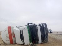 وفاة سائق بتدهور صهريج غاز على الطريق الصحراوي