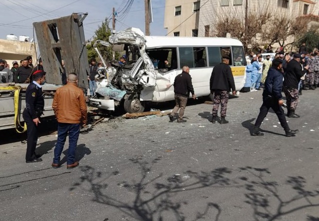 وفاة و3 إصابات بحادث تصادم في منطقة وادي السير (صور)