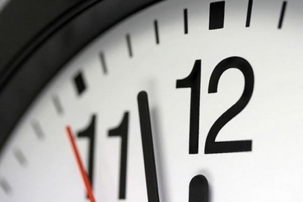 بدء العمل بالتوقيت الصيفي اعتباراً من منتصف الليلة