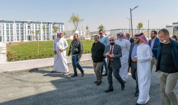 وزير الأشغال يزور مشروع براحة الجنوب في قطر