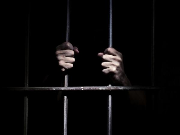 الحبس لشخص حاول ترويج مخدرات على أحد ضباط المكافحة