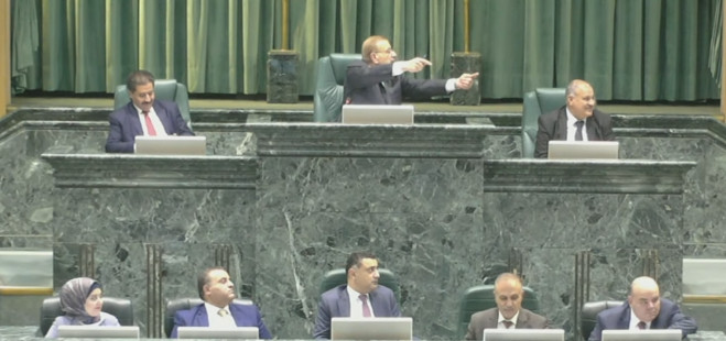 الدغمي يمزق أوراقا ويرفع جلسة النواب غاضبا