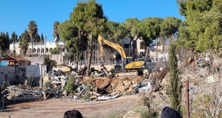 الاحتلال يهدم منزلا ويعتدي على ساكنيه شرق الخليل (فيديو)