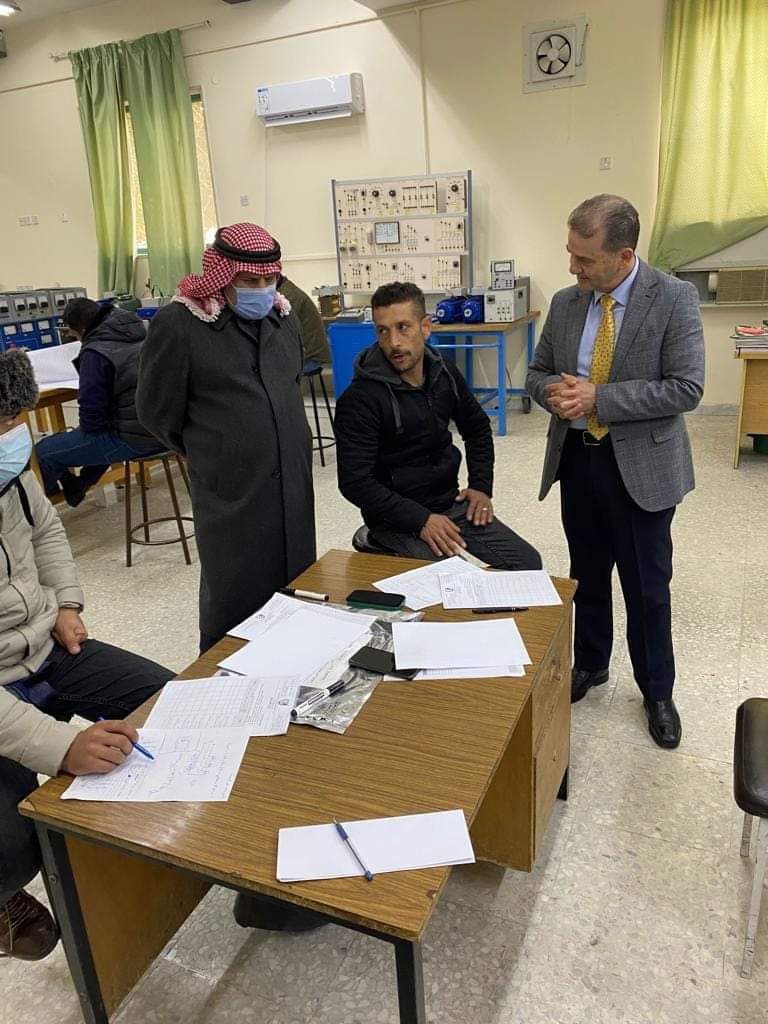 الكلوب يتفقد سير الامتحان الشامل في عدد من كليات الجامعة