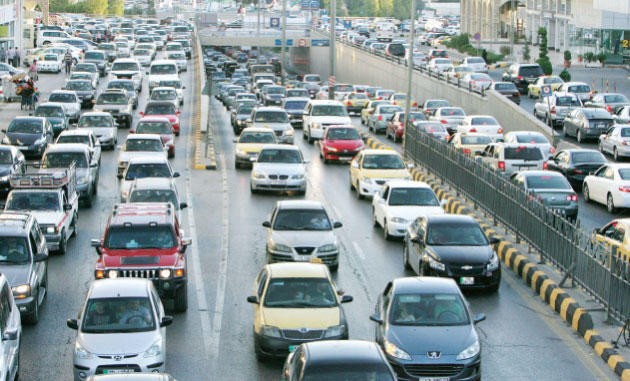 ازدحامات مرورية بالشوارع الرئيسية في عمان