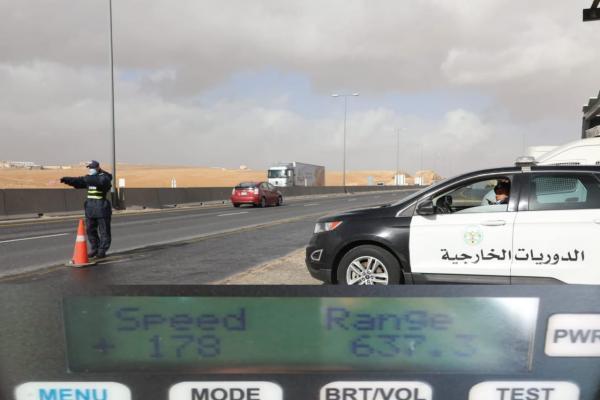 ضبط 3 مركبات تسير بسرعات جنونية على طرق خارجية