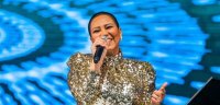 شيرين عبد الوهاب تبكي على المسرح